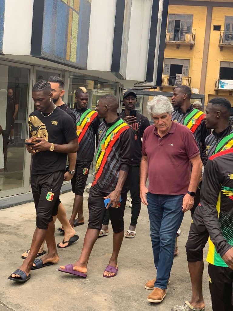 jean marc guillou avec les académicien jmg  du mali